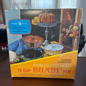 Nordic Ware Jumbo Fluted Mold 12 Cup Bundt Pan - original. great recipes on box